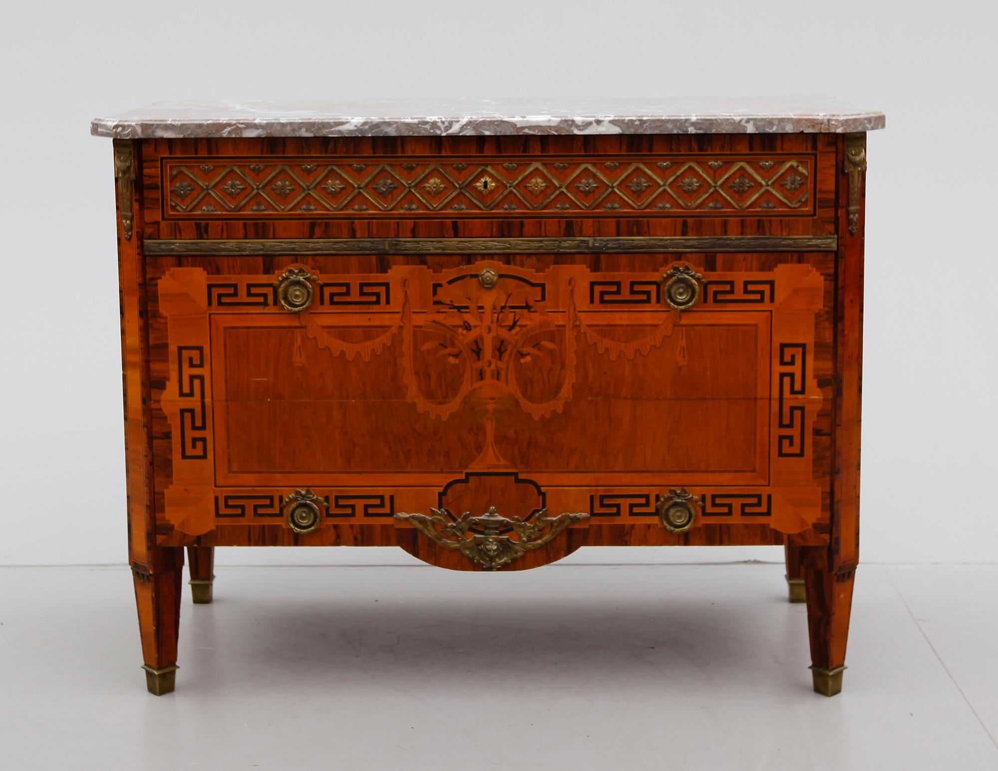 BYRÅ, gustaviansk stil, 1900-talets första hälft.