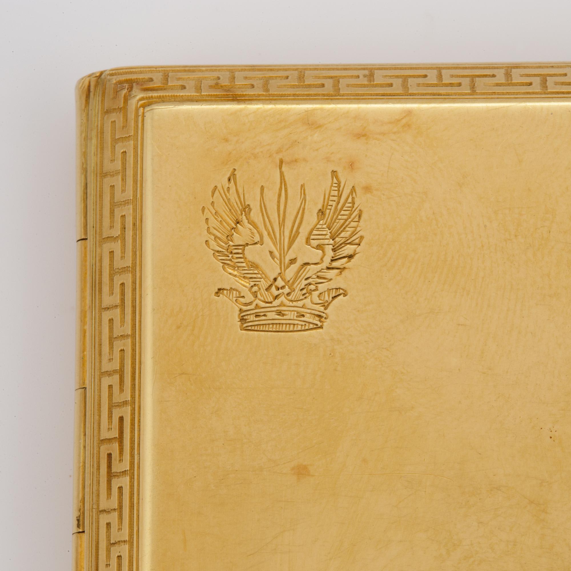 An 18K gold cigarette box.