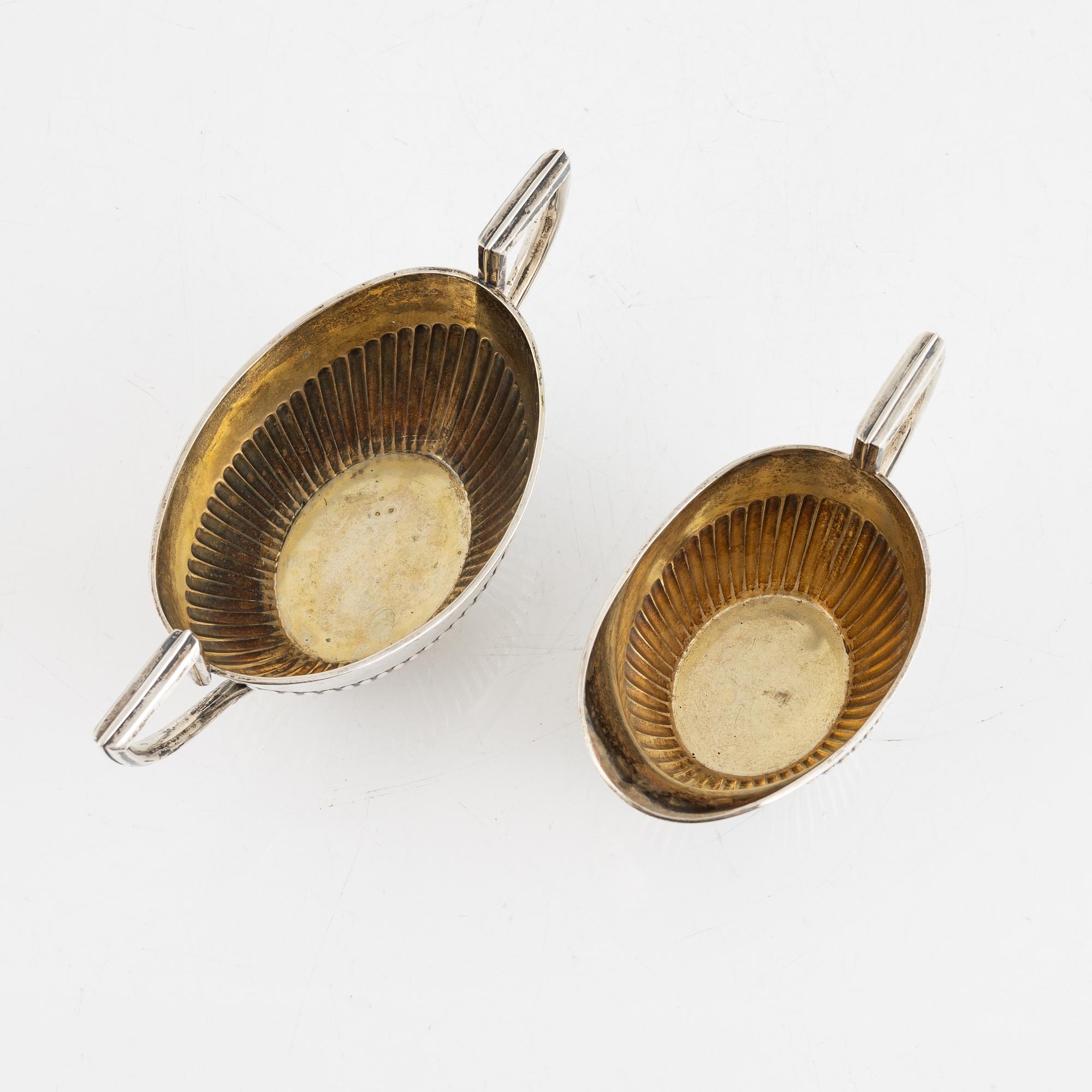 K Anderson, sockerskål och gräddkanna, 2 delar, silver, Stockholm 1908. Gustaviansk stil.