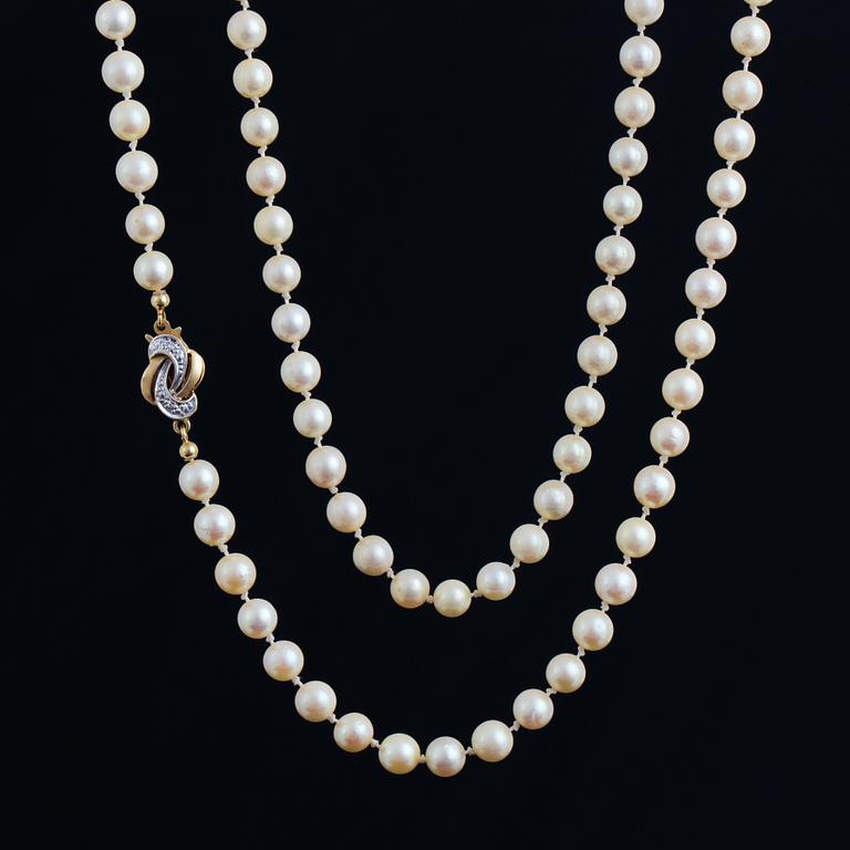 Cultured pearl necklace, clasp 18K gold with eight-cut diamonds.