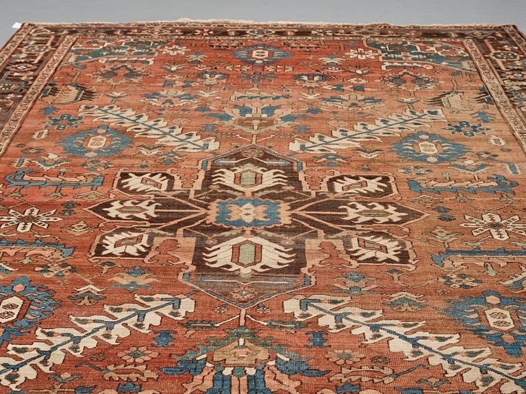 Matto, an antique Heriz, ca 454,5-460,5 x 268-285 cm.