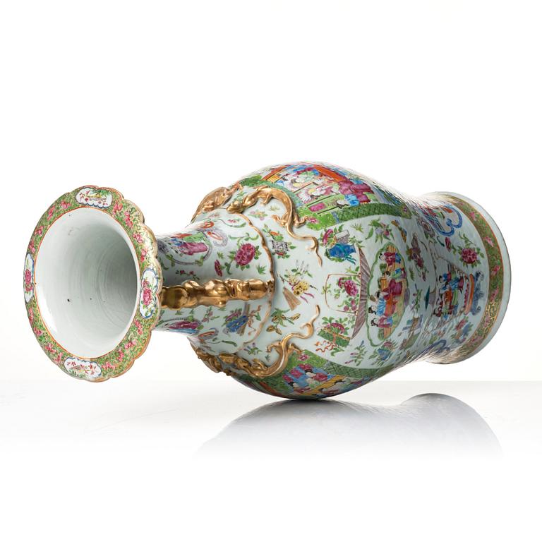 A famille rose Canton vase, Qing dynasty, 19th century.