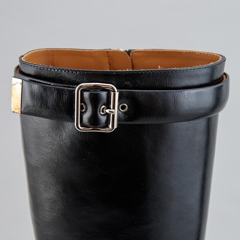 Chloé, a pair of black leather 'Serina' boots, size 36½.