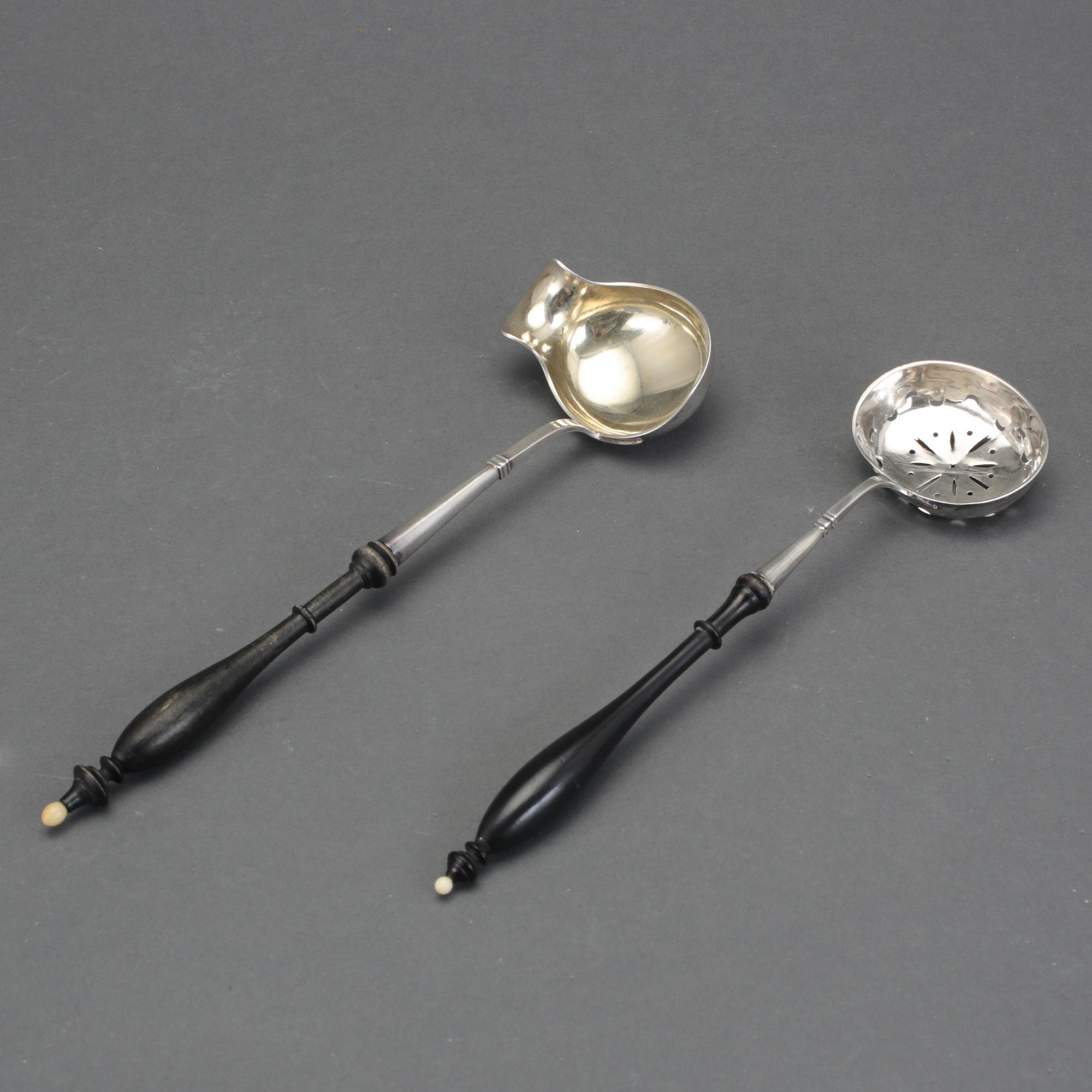 SÅSSKED OCH STRÖSOCKERSKED, silver. Bl a Johan Gottfrid Åhlén, Enköping 1896. Vikt ca 61 gram.