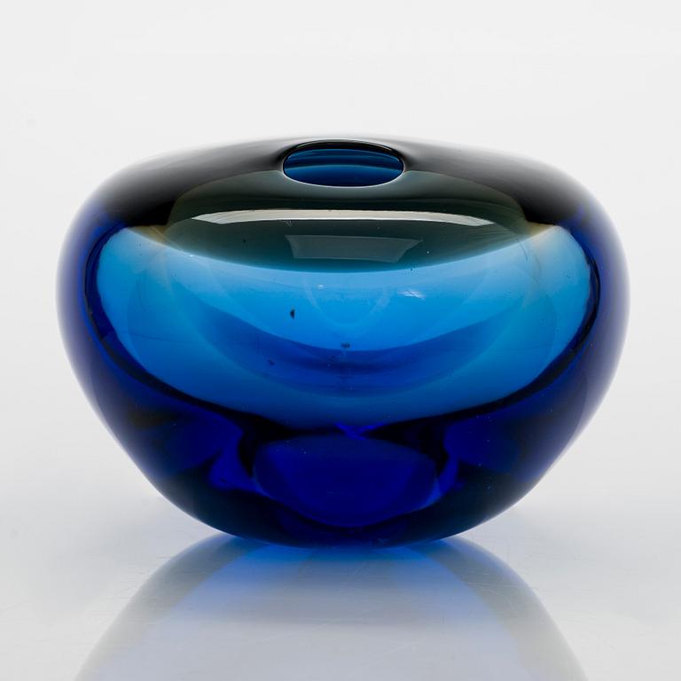 Timo Sarpaneva, a 'Black bird' glass sculpture signed Timo Sarpaneva 1997. Nuutajärvi glass factory.