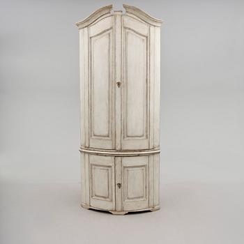 HÖRNSKÅP, 1800-talets första hälft.