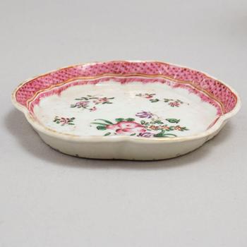 A famille rose export tea service, Qing dynasty, Qianlong (1736-95) (13 pieces).