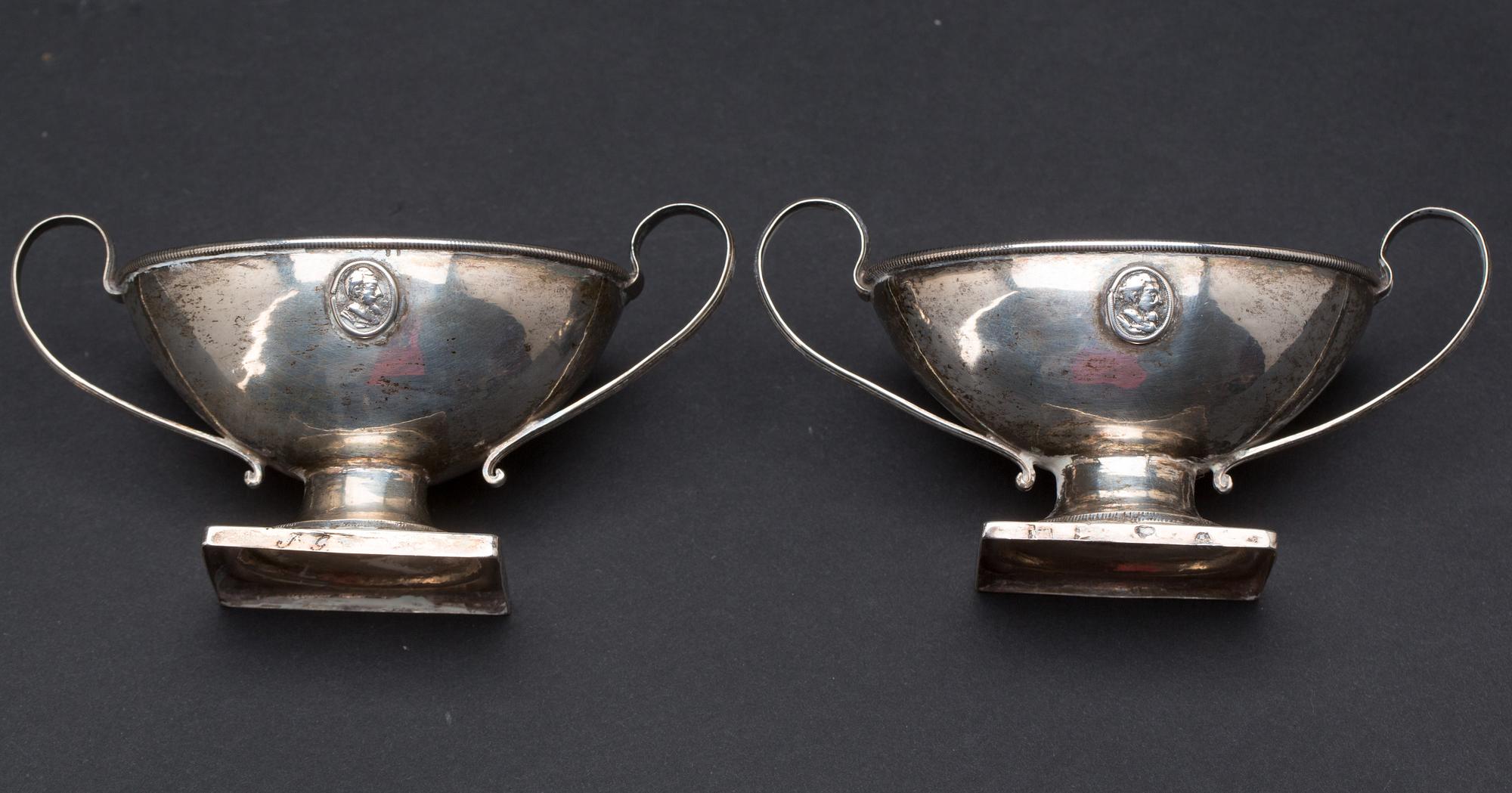 SALTKAR, ett par, silver, Empire, 1800-talets början. Vikt ca 66 gram.