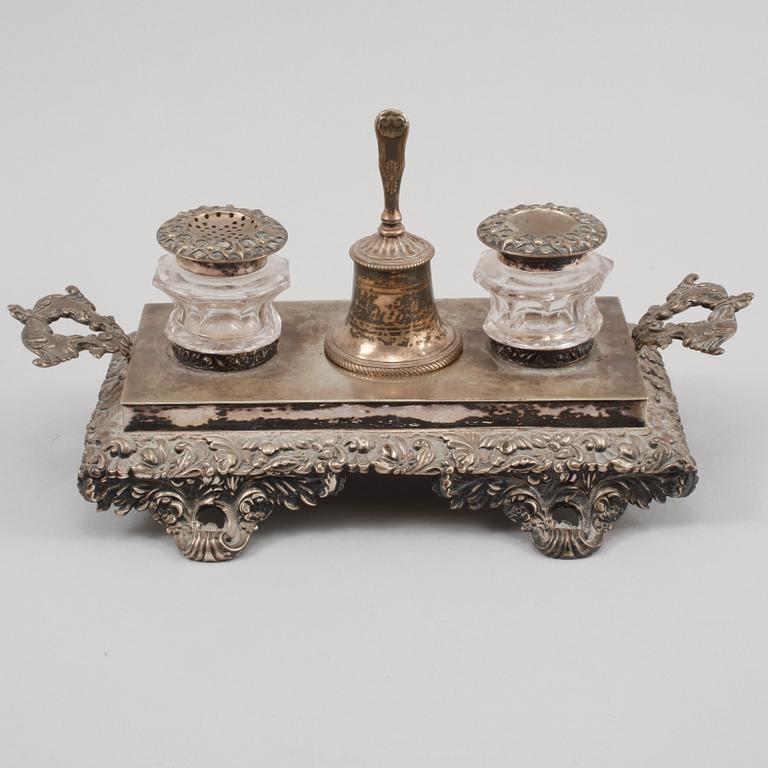 SKRIVBORDSUPPSATS, silver, Adolf zethelius, Stockholm, 1838, vikt 469 gram (exklusive glasen).