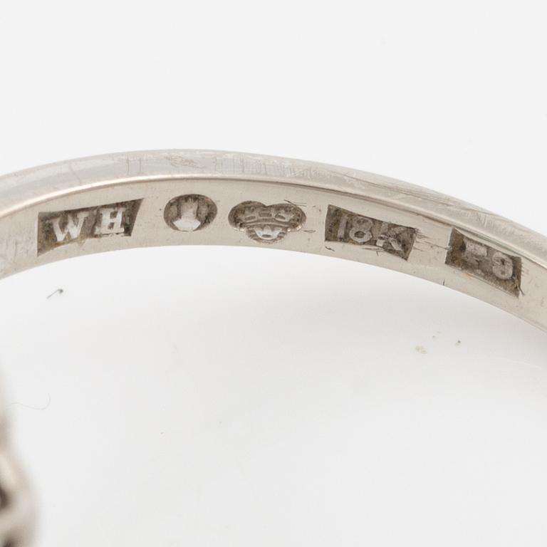 Ring 18K white gold with emerald and brilliant-cut diamonds.