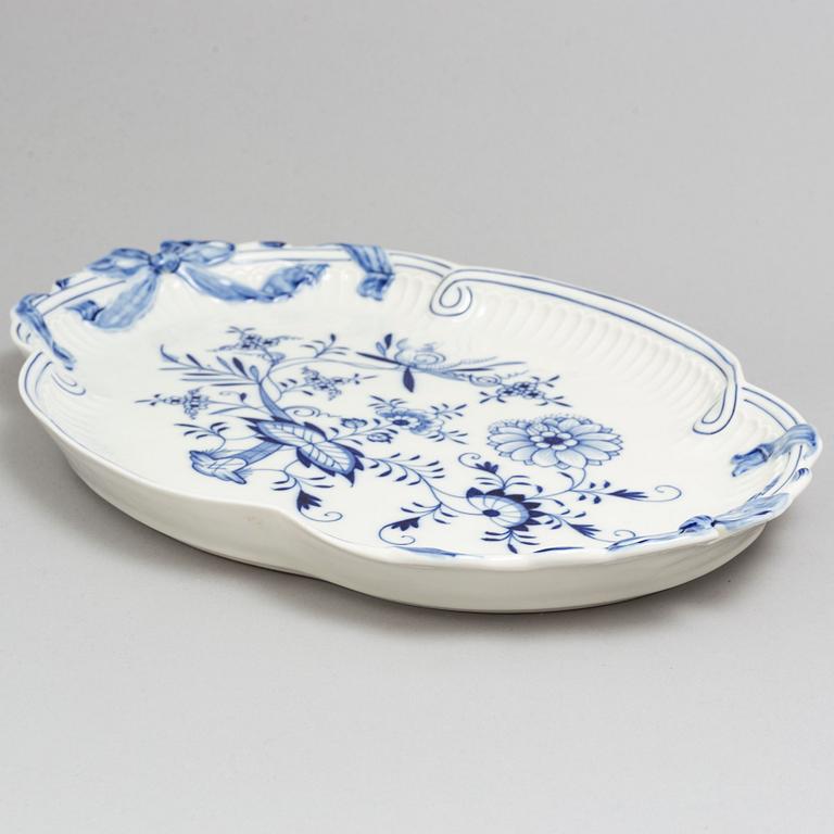 A Meissen part 'Blue Onion' coffee and dinner porcelain service, Germany, 20th century (33 pieces).