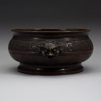 A bronze censer, Qing dynasty.