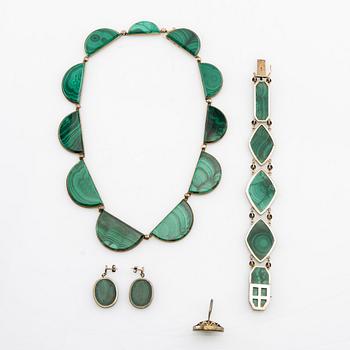 Halsband, ring och armband med slipade malakiter, Kina 1900-talets första hälft.