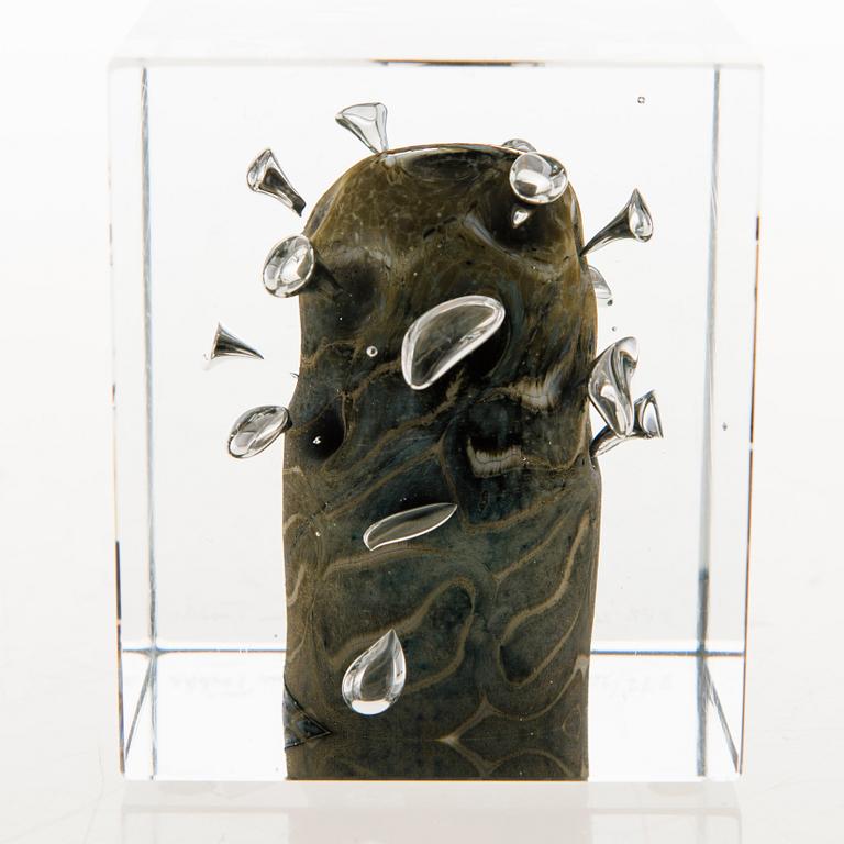 OIVA TOIKKA, AN ANNUAL CUBE, signed Oiva Toikka, Nuutajärvi 1979, numbered 872/2000.