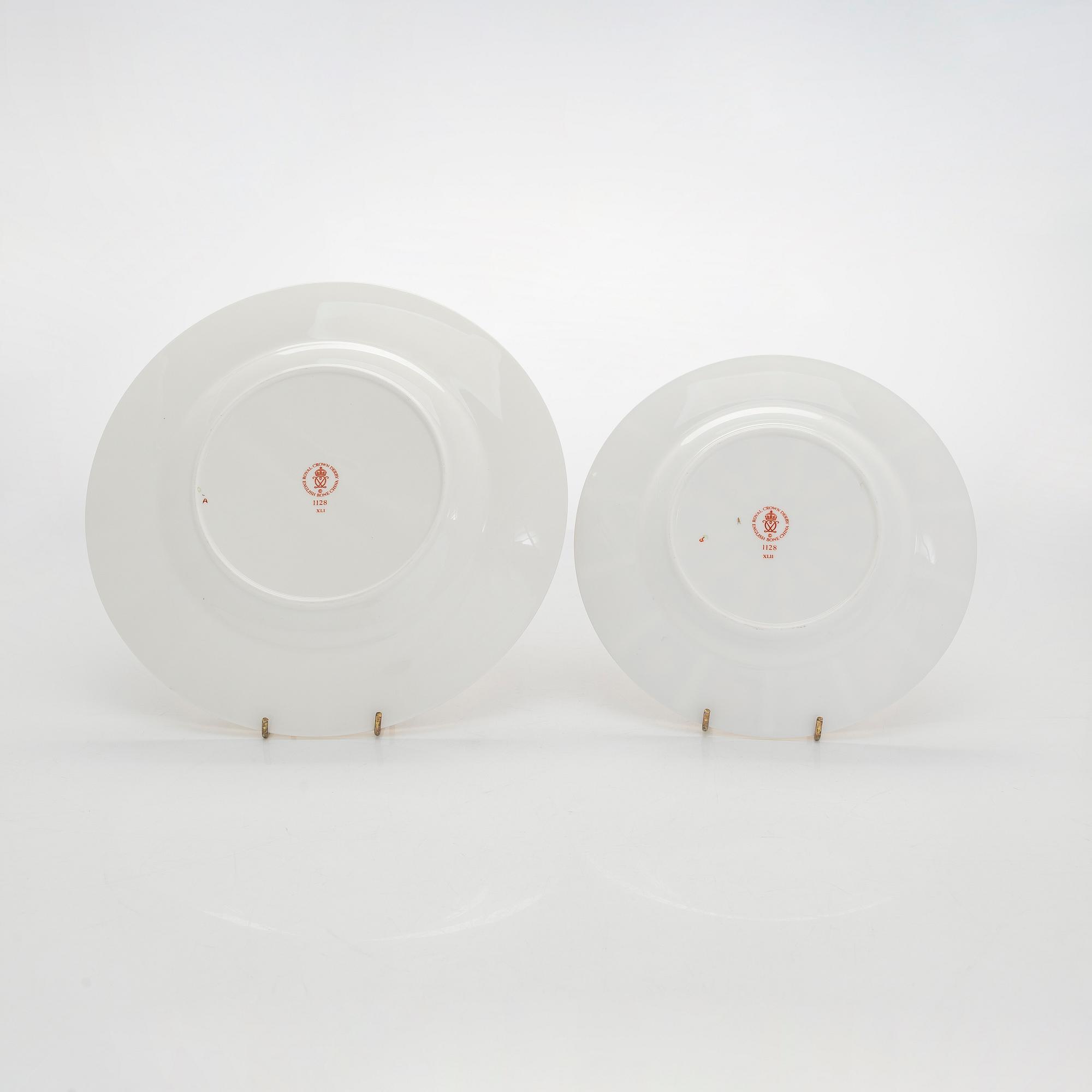 A set of two porcelain plates *Old Imari', Royal Crown Derby.