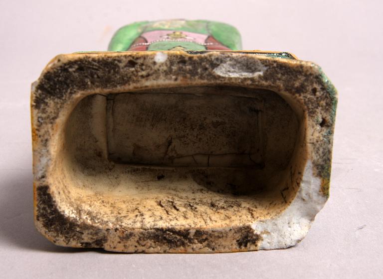 FIGURIN, porslin. Qing, 1800-talets andra hälft.