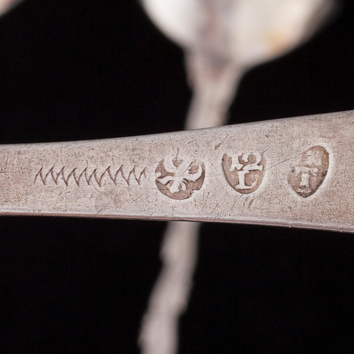 BESTICK, 35 delar, silver och nysilver, engelska, finska, ryska stämplar, 1845-1900-talets mitt. Total silvervikt 465 g.