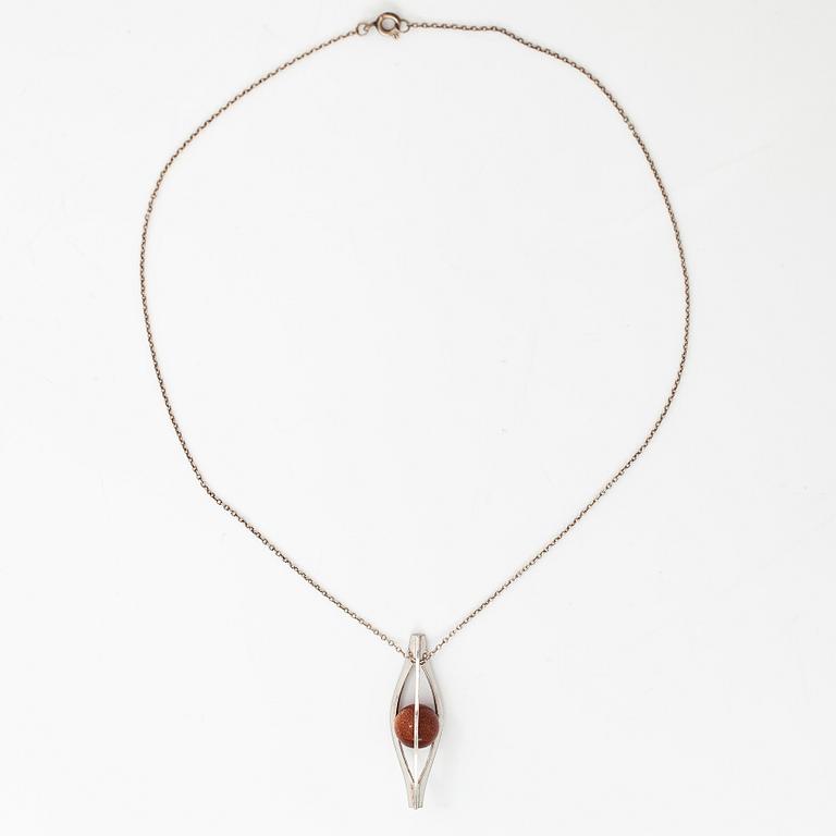 Elis Kauppi, A silver necklace with a goldstone pearl. Kupittaan kulta, Turku 1962.