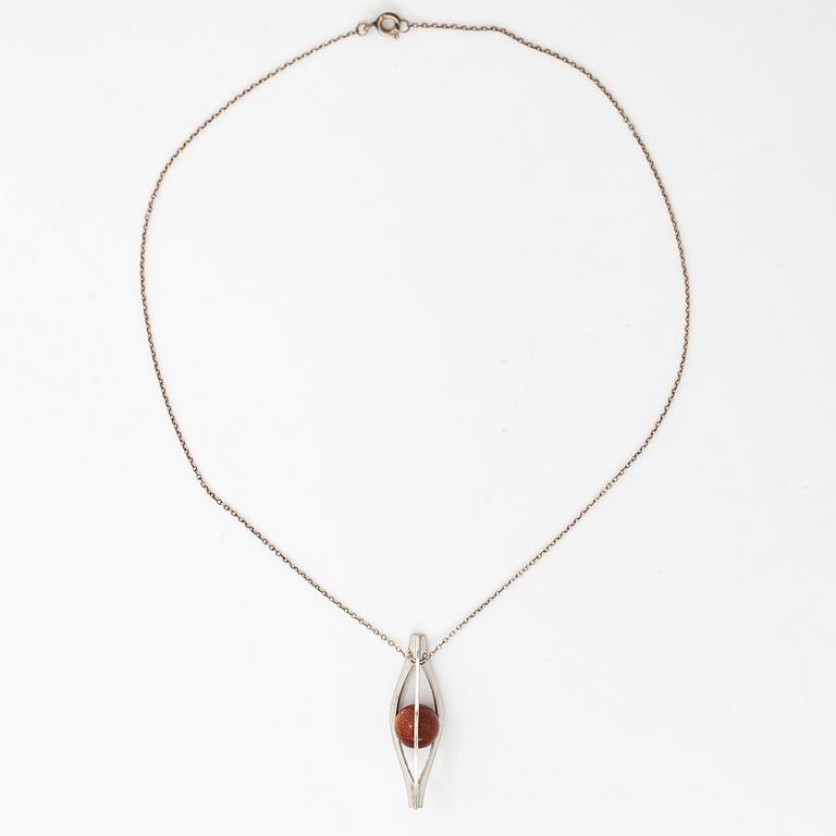 Elis Kauppi, A silver necklace with a goldstone pearl. Kupittaan kulta, Turku 1962.