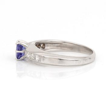 RING, vitguld 14K, tanzanit, ca 1.40ct, samt diamanter, totalt ca 0.20 ct. Tot ca 5 gram.