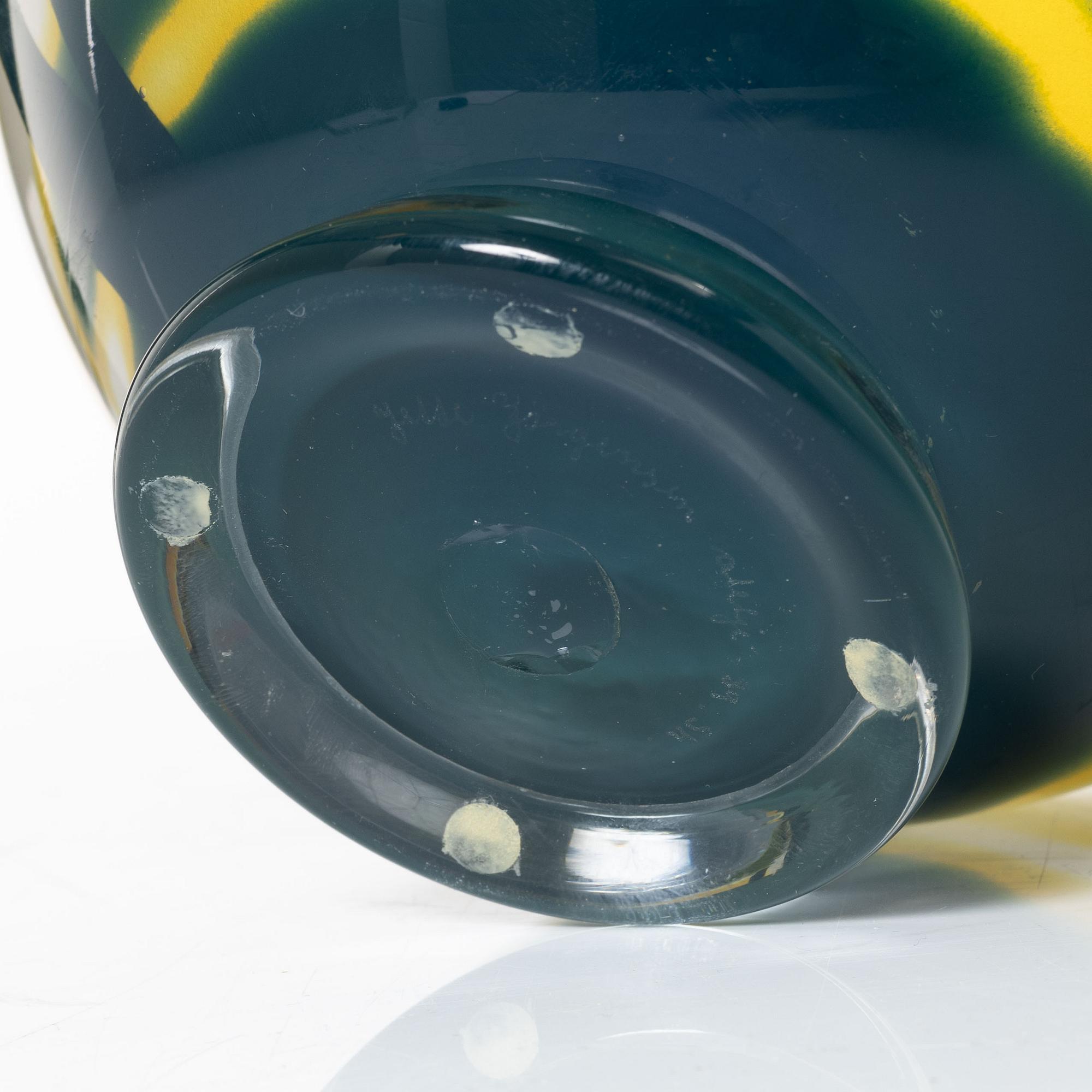 Jette Jörgensen, a cameo glass bowl, executed in her own studio, signed and dated -89.