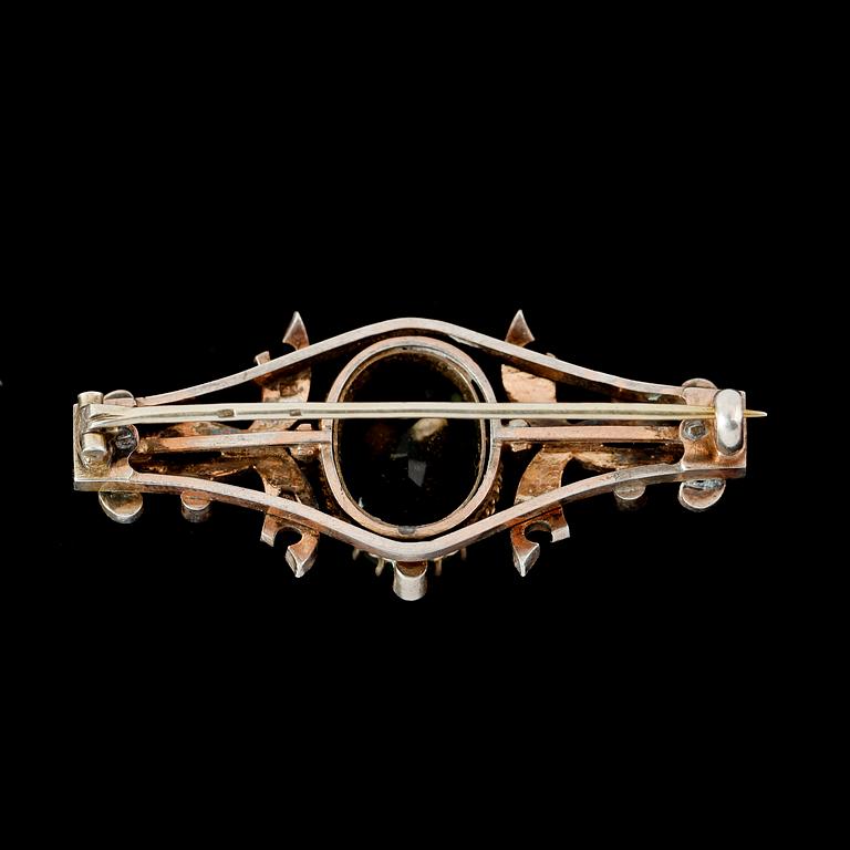 BROSCH, förgyllt silver, med orientpärlor och grön sten, sekelskiftet 1900.