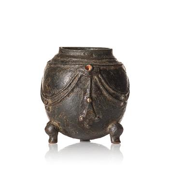 915. A tripod bronze censer, Yuan/Ming Dynasty.