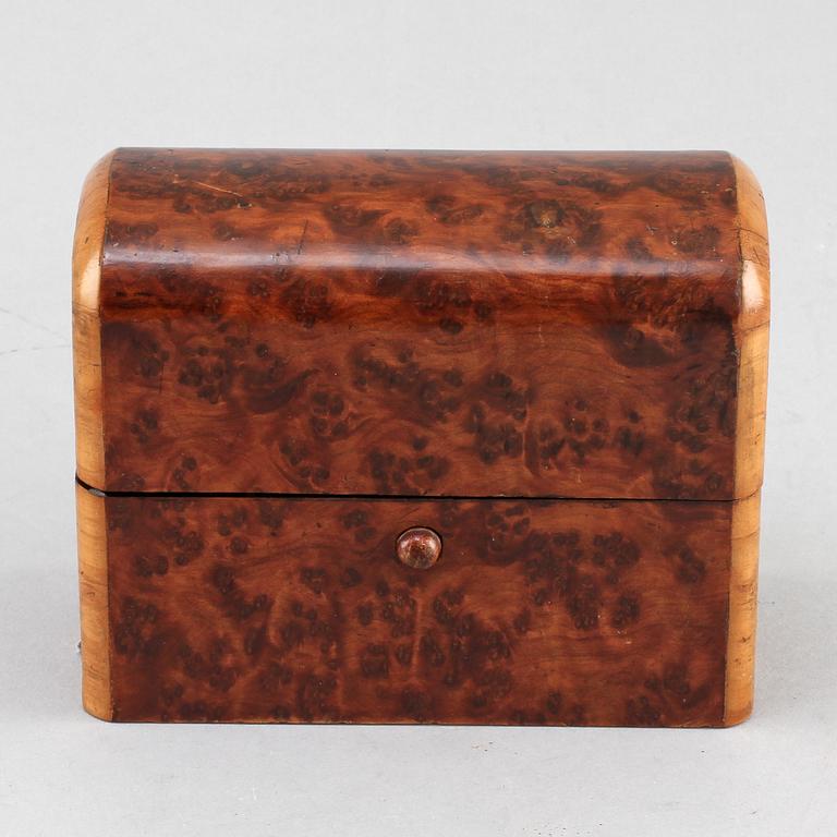 SCHATULL med FLAKONGER, 3 st, sent 1800/tidigt 1900-tal.