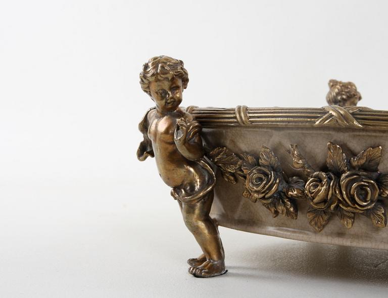 JARDINIERE, porslin och mässing, Louis XVI-stil, 1900/2000-tal.