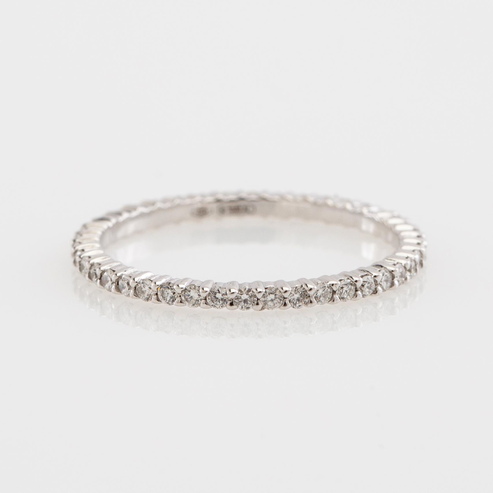 Alliansring, 18k vitguld med briljantslipade diamanter.