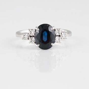 RING, 18K vitguld med fasettslipad blå safir ca 3.00 ct samt briljantslipade diamanter ca 0.30 ct. Vikt 5,0 gram.