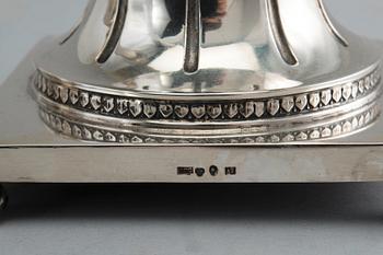 ETT PAR LJUSSTAKAR, silver, Carlman Stockholm 1903. Höjd 19 cm, vikt 469 g.