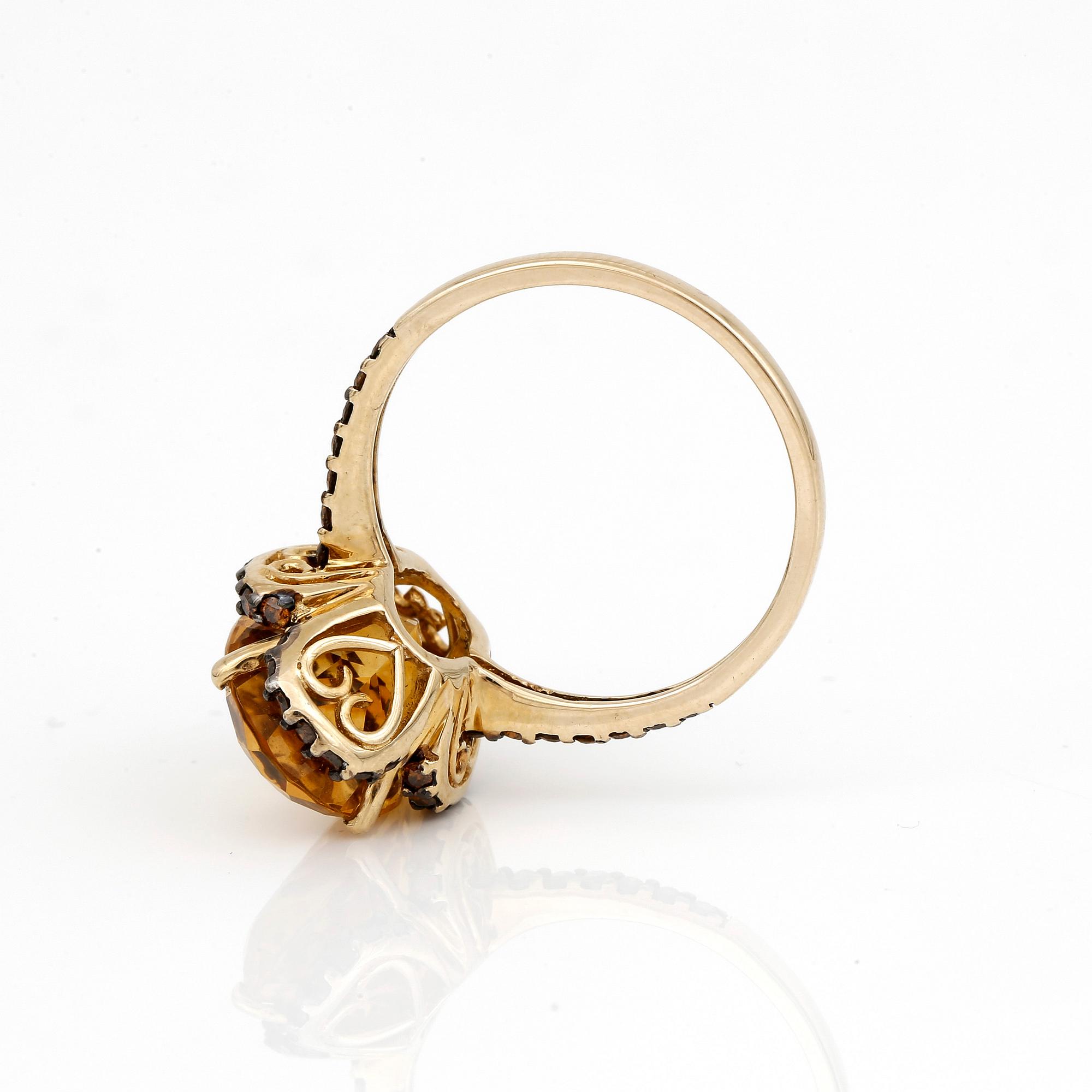 RING, 14K guld med citrin ca 5.60 ct och små diamanter. Vikt ca 3,70 g.