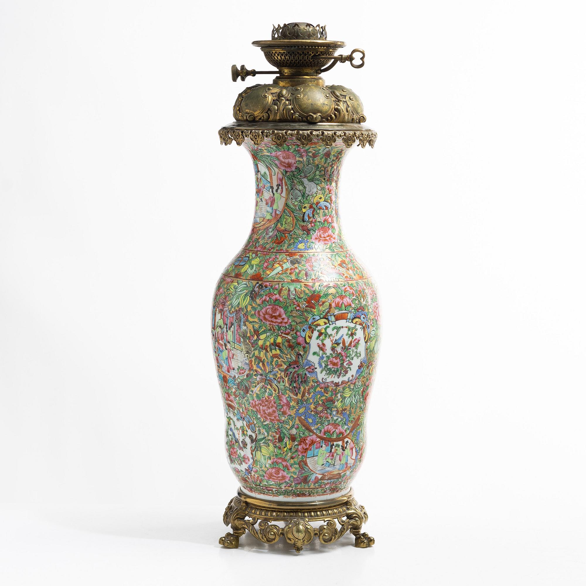 Vas, omgjord till bordslampa, porslin, Kanton, Qingdynastin, Kina, 1800-tal.