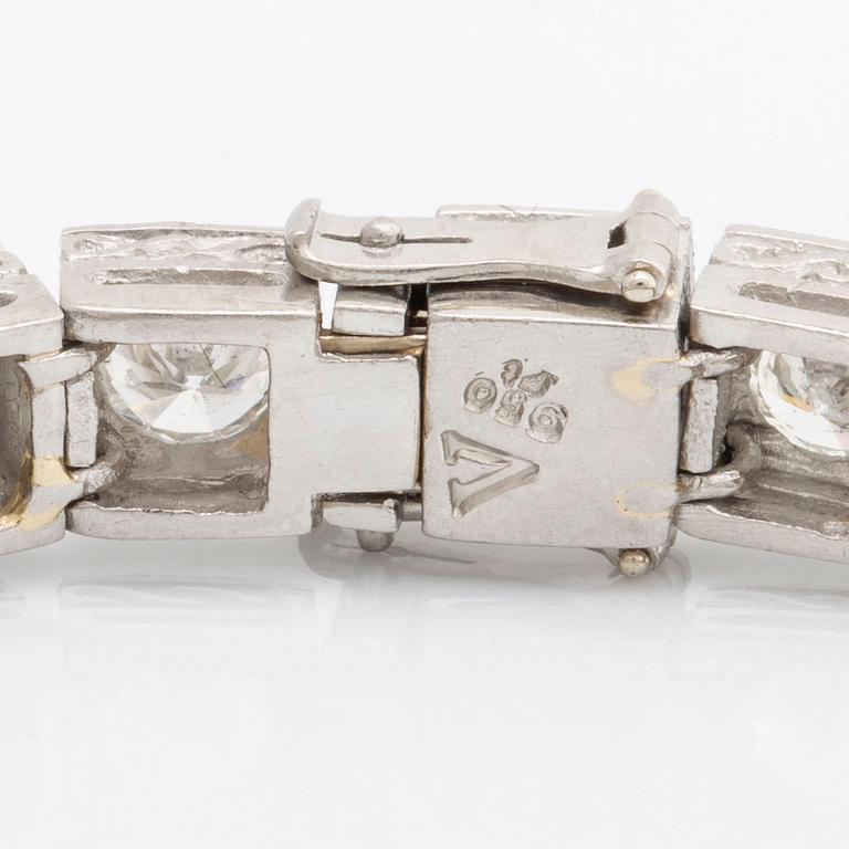 BRACELET paltinum with brillnat-cut diamonds approx 11 ct, Inclusions.
