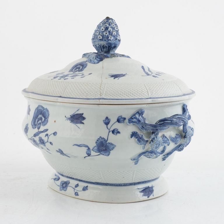 A blue and white porcelain tureen with cover, China, Qianlong (1736-95).