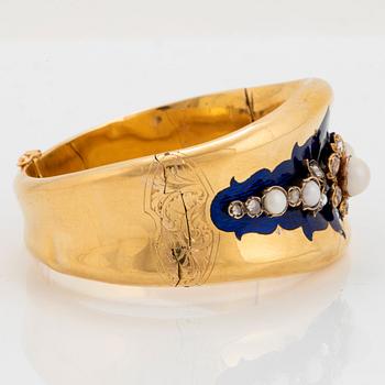 An 18K gold bracelet partly enamelled set with pearls and rose-cut diamonds.