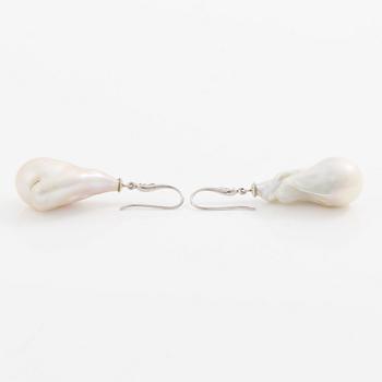 Earrings 18K white gold with cultured baroque freshwater pearls and brilliant-cut diamonds.