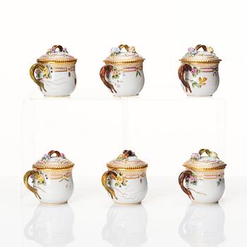 Cremekoppar med lock och fat, 12 stycken, porslin. Royal Copenhagen, "Flora Danica", Danmark, 1900-tal.