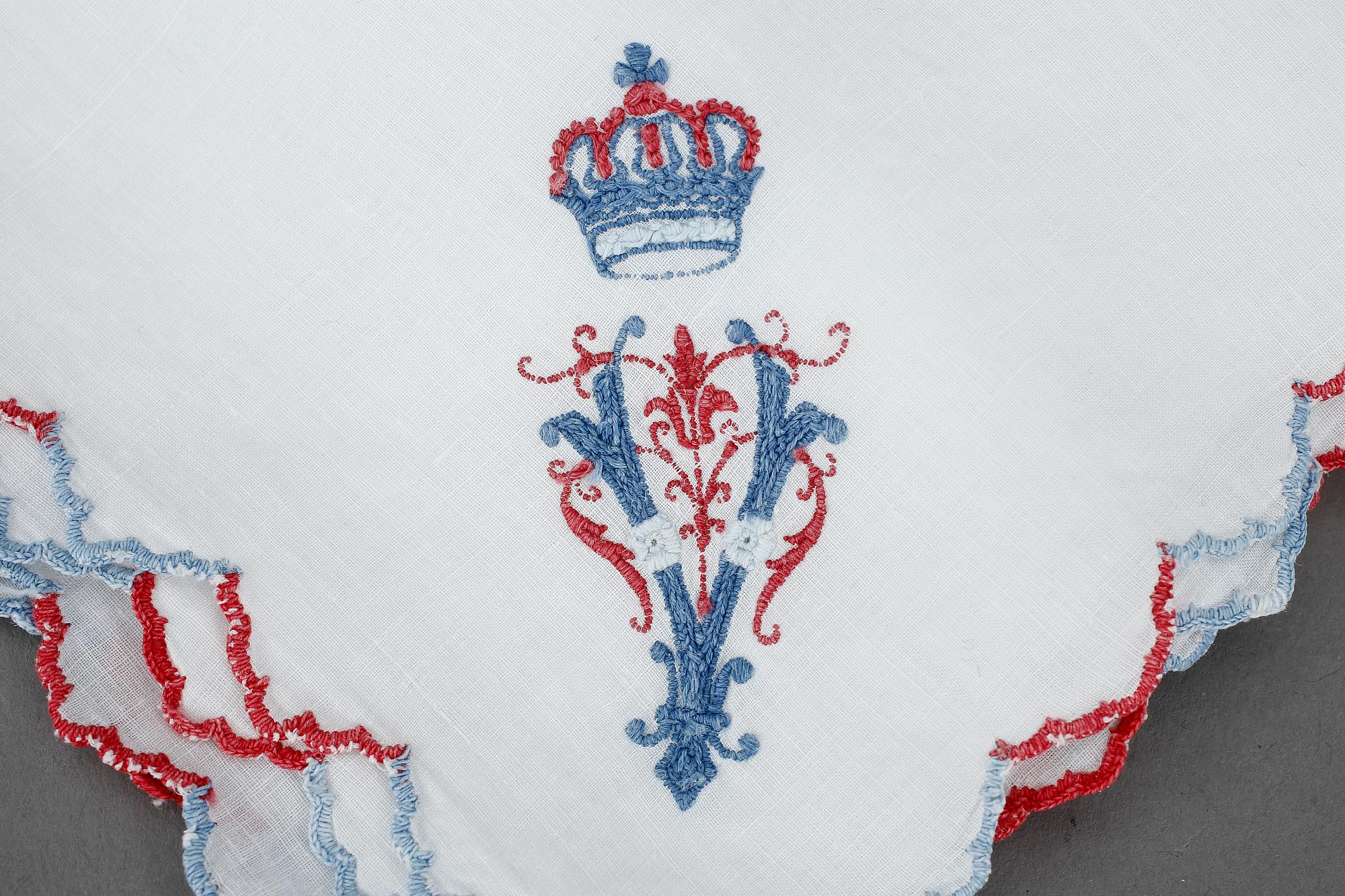 LINNENÄSDUK, med drottning Victoria av Sveriges monogram, 1907-1930.