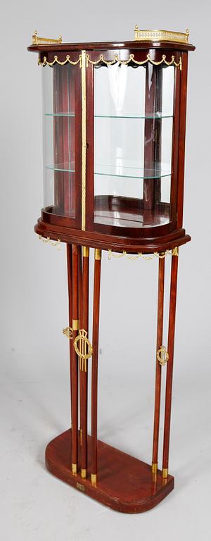 VITRINSKÅP, sekelskiftet 1900..