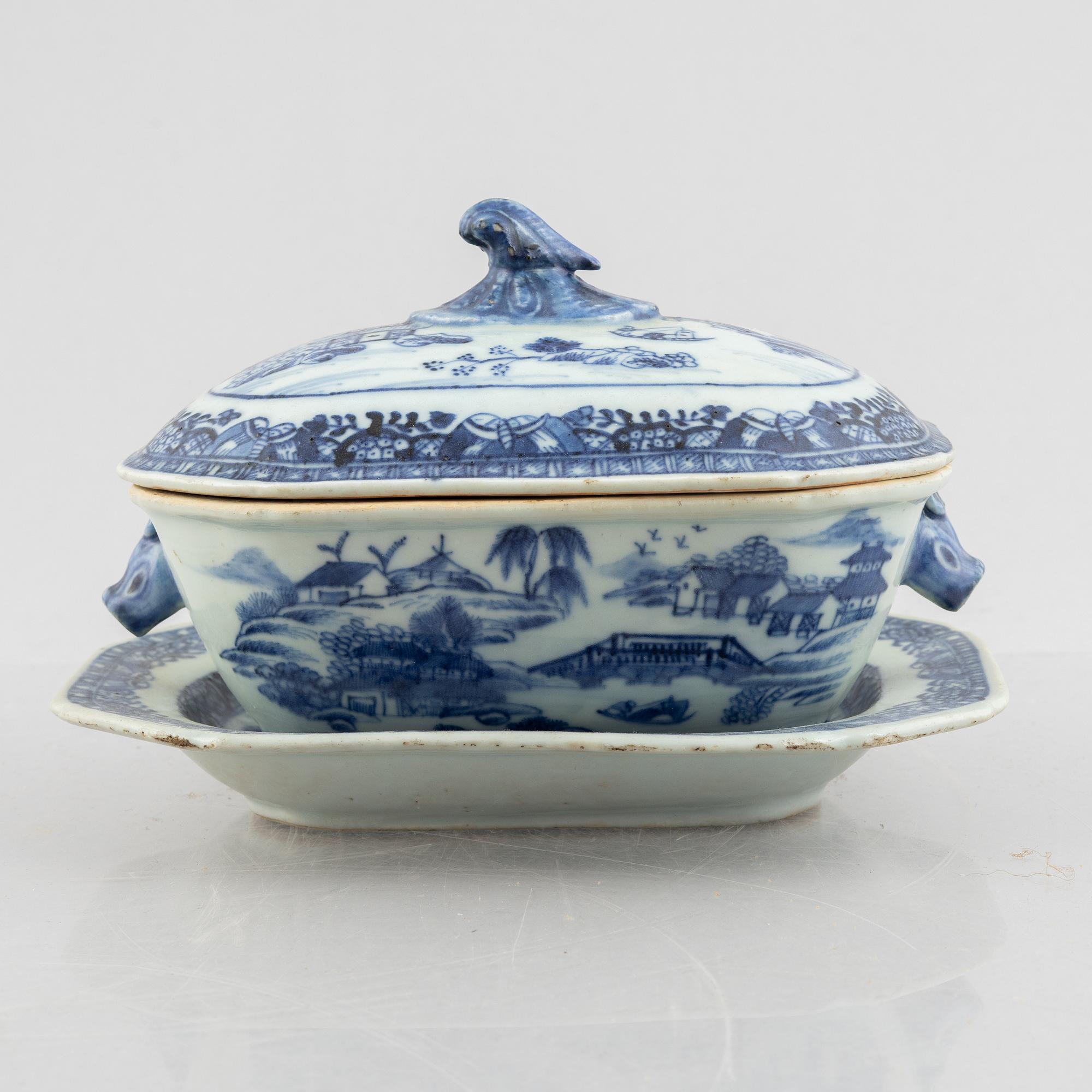 Stekfat, 2 st, samt smörterrin med lock och fat, kompaniporslin, Kina, Qianlong (1736-95).