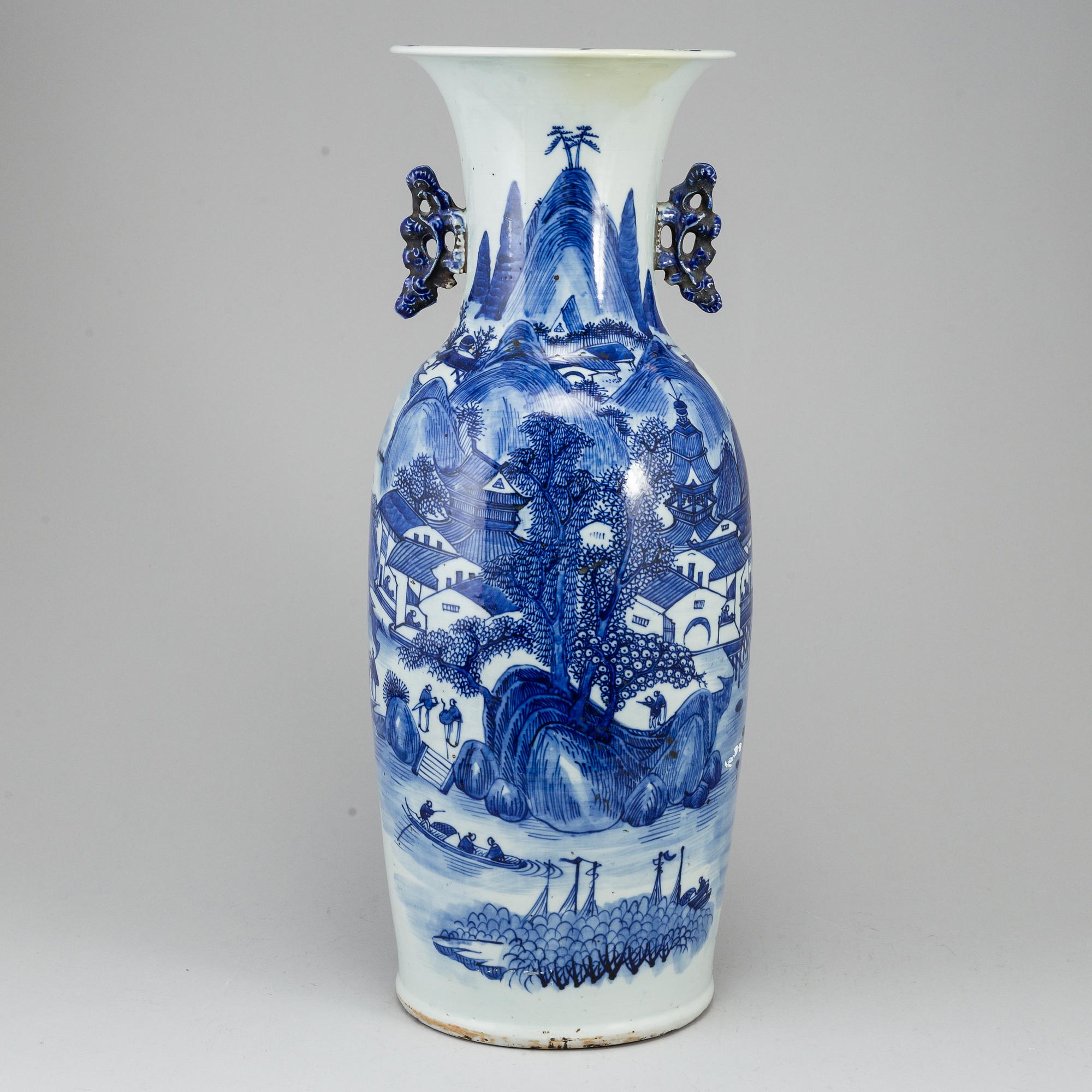 A blue and white floor vase, Qing dynasty, 19th century.