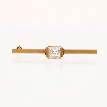 An 18K gold tie pin/brooch by Wiwen Nilsson set with a  square step-cut rock crystal, Lund 1961.