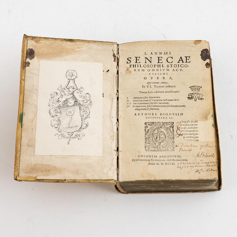 Tre äldre böcker: Linné, Seneca och Swedenborg.