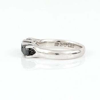 RING, 18K vitguld med svarta diamanter tot 0,99 ct. Vikt 4,65 gram.