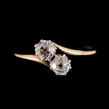 RING, 18 k guld, med 2 diamanter, tot ca 0.50 ct enl gravyr, 1900-talets första hälft.