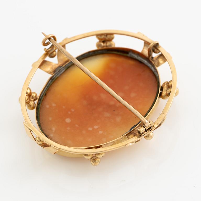 Brosch 18K guld med snäckskalscamé.