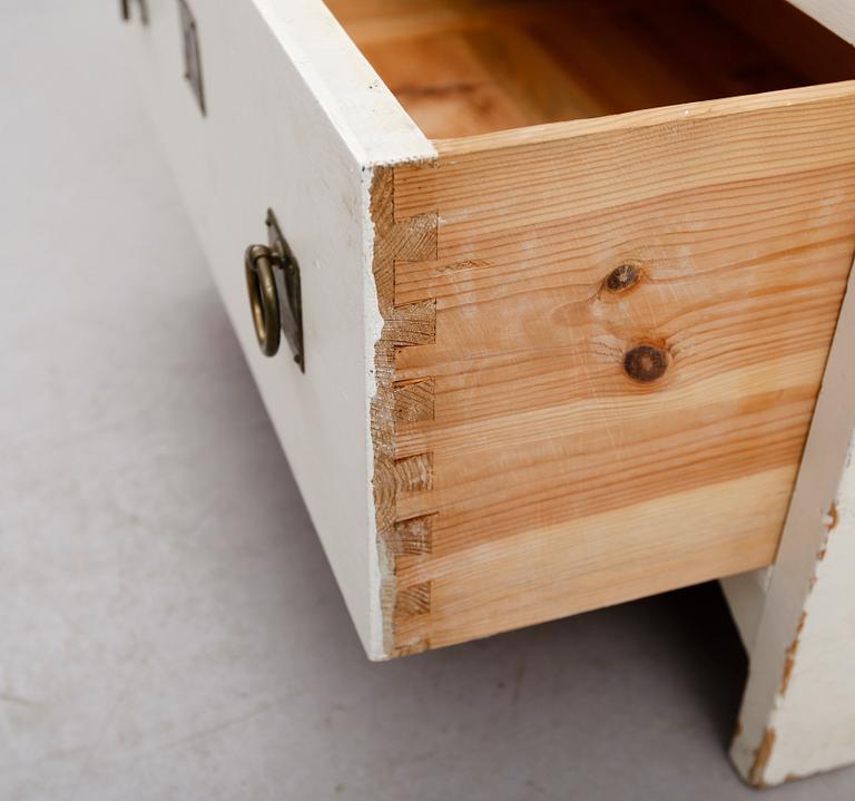 KLÄDSKÅP, 1900-talets första hälft.