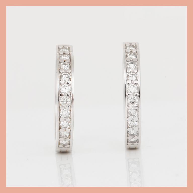 ÖRHÄNGEN, ett par, 14K vitguld med briljantslipade diamanter, tot ca 0,40 ct. Total vikt ca 5,16 g.